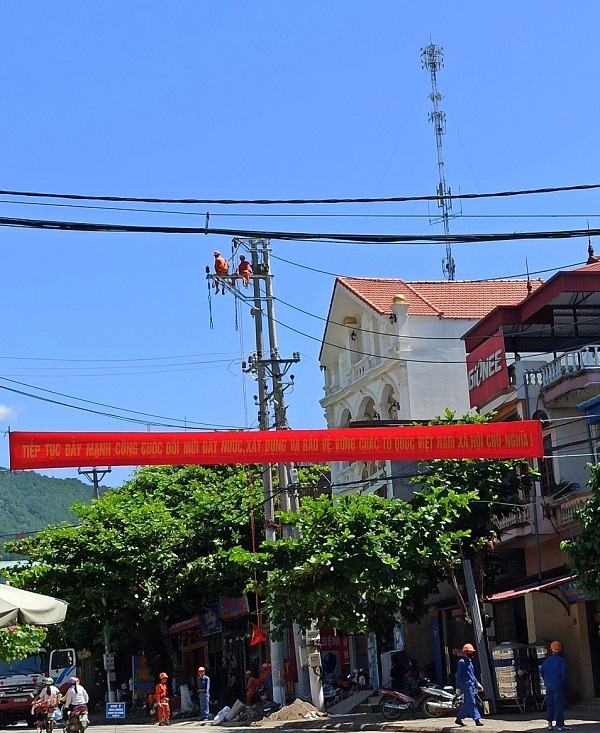 Điện lực Phù Yên: 6 ngày nỗ lực hoàn thành chuyển lưới để giảm thời gian mất điện
